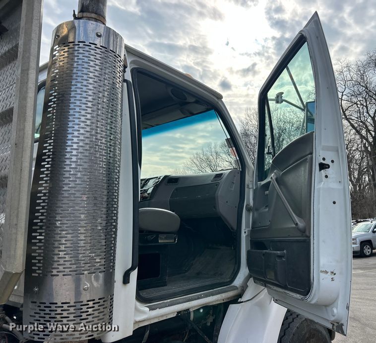 image for item ET6941 2000 Sterling L9500 semi truck