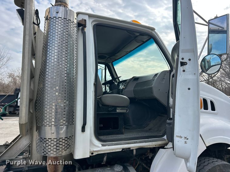 image for item ET6941 2000 Sterling L9500 semi truck