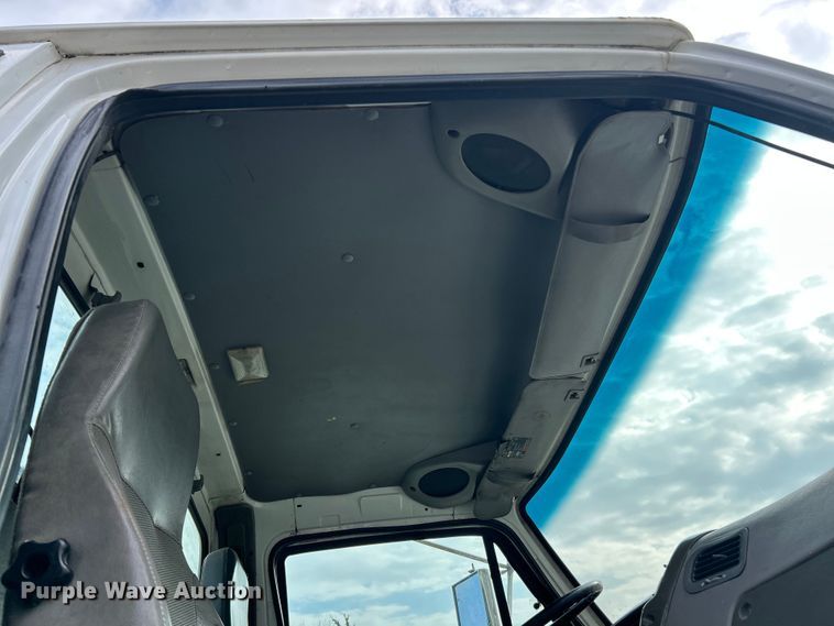 image for item ET6941 2000 Sterling L9500 semi truck