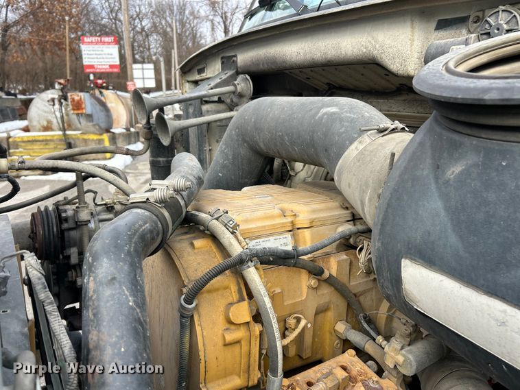 image for item ET6941 2000 Sterling L9500 semi truck