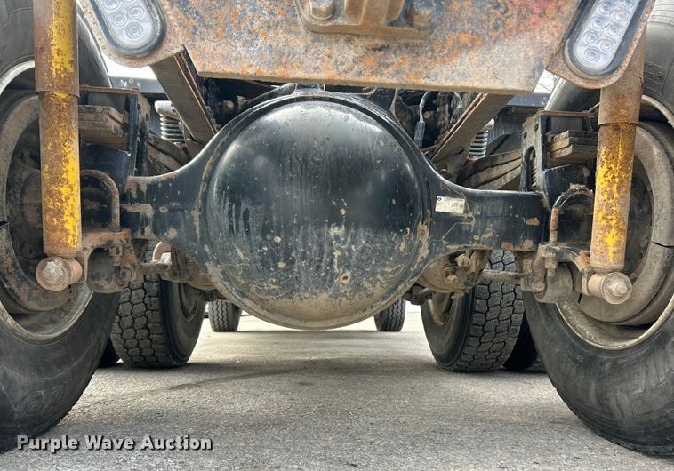 image for item ET6941 2000 Sterling L9500 semi truck