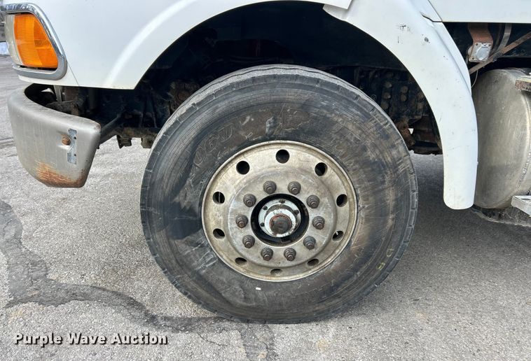 image for item ET6941 2000 Sterling L9500 semi truck