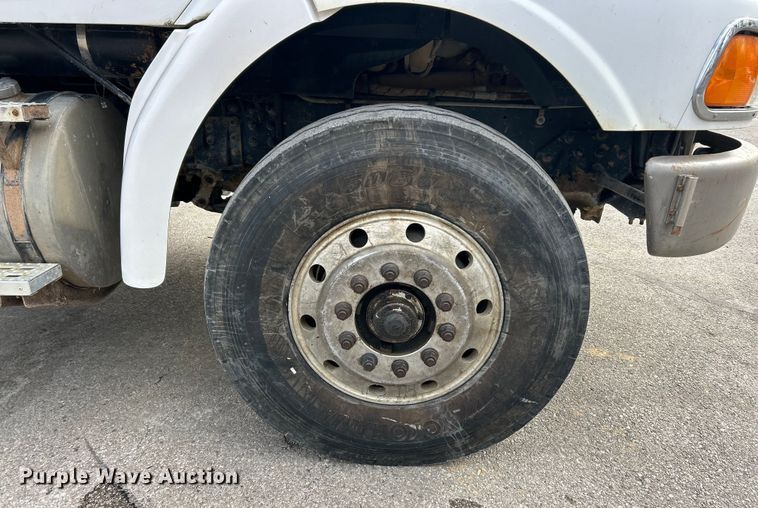 image for item ET6941 2000 Sterling L9500 semi truck