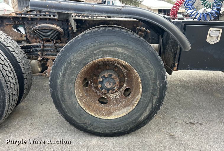 image for item ET6941 2000 Sterling L9500 semi truck