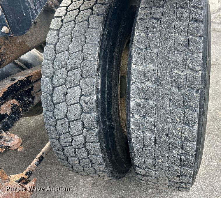 image for item ET6941 2000 Sterling L9500 semi truck