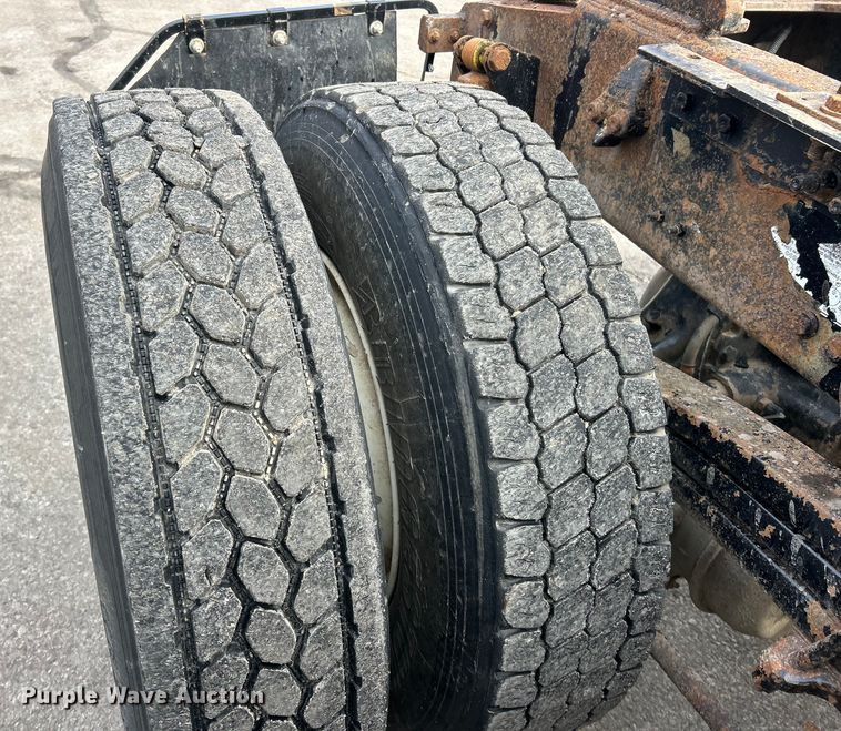 image for item ET6941 2000 Sterling L9500 semi truck