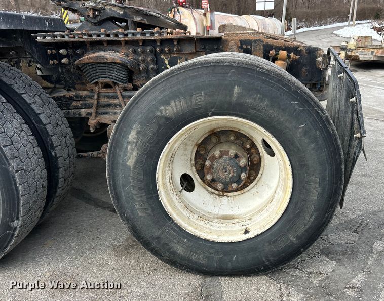 image for item ET6941 2000 Sterling L9500 semi truck