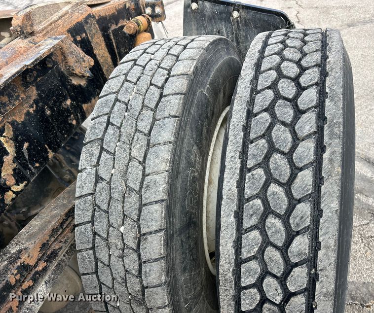 image for item ET6941 2000 Sterling L9500 semi truck