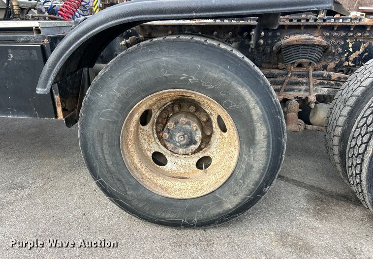 image for item ET6941 2000 Sterling L9500 semi truck