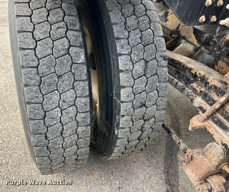 image for item ET6941 2000 Sterling L9500 semi truck