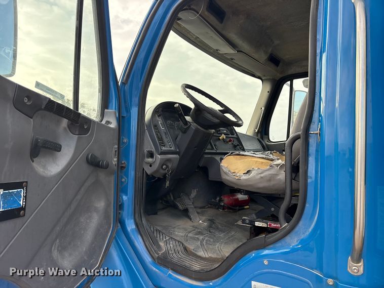 image for item ET7484 2007 Freightliner Business Class M2 box truck