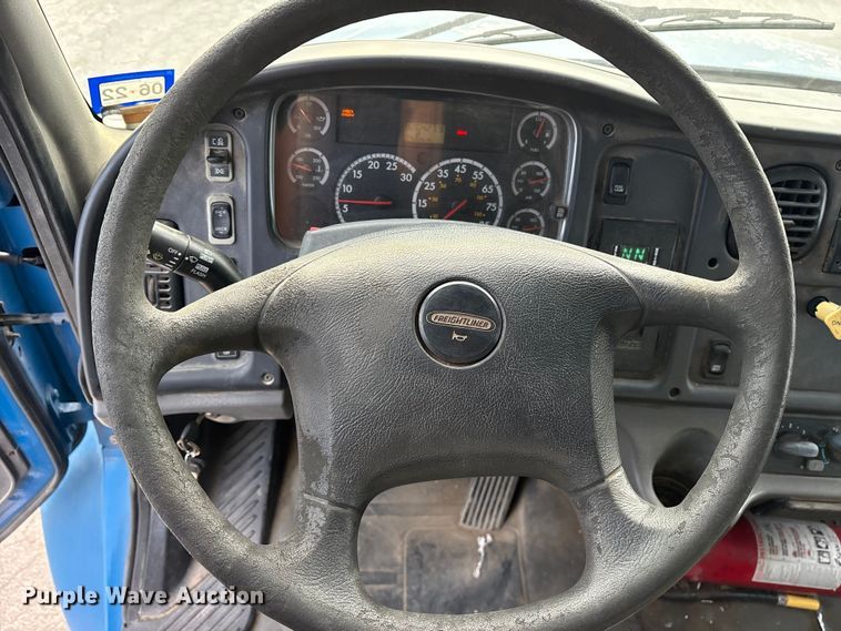 image for item ET7484 2007 Freightliner Business Class M2 box truck