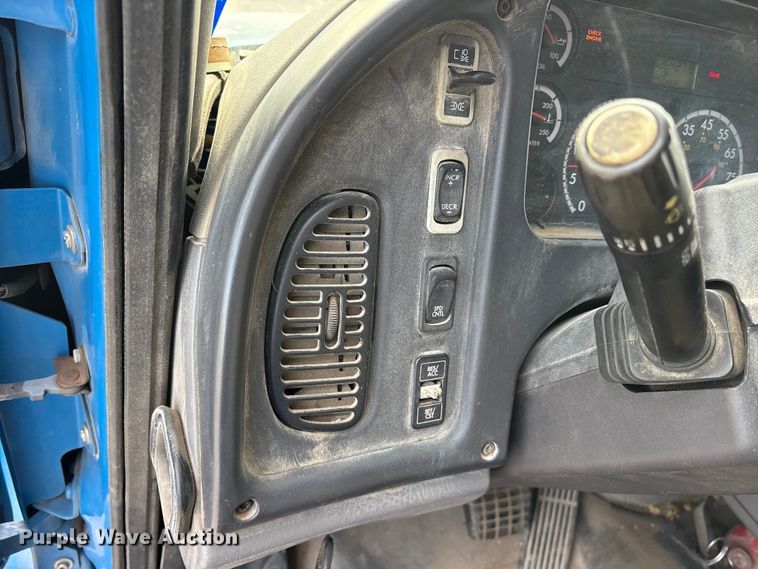 image for item ET7484 2007 Freightliner Business Class M2 box truck