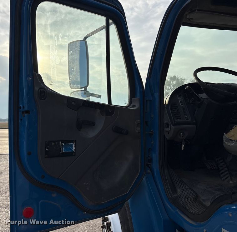 image for item ET7484 2007 Freightliner Business Class M2 box truck