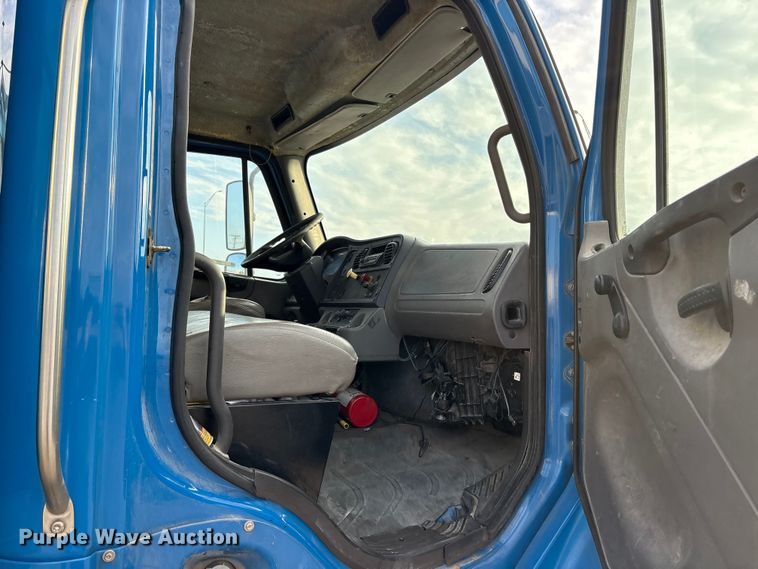 image for item ET7484 2007 Freightliner Business Class M2 box truck