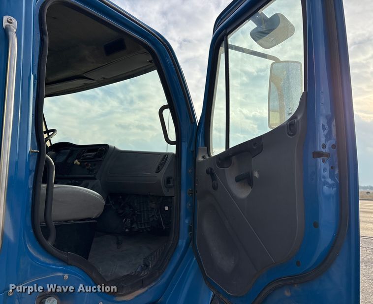 image for item ET7484 2007 Freightliner Business Class M2 box truck