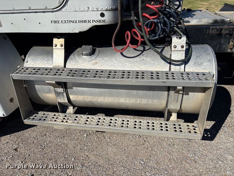 image for item EU7343 1996 Freightliner FLD112 semi truck