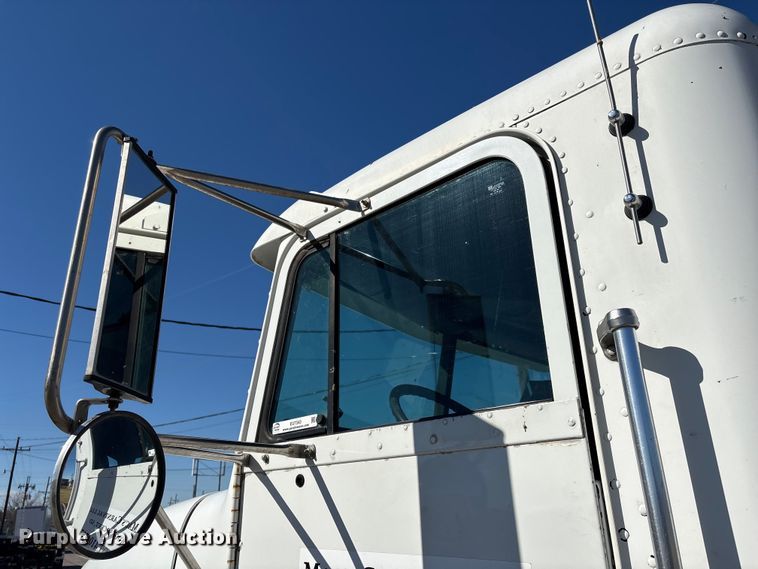 image for item EU7343 1996 Freightliner FLD112 semi truck