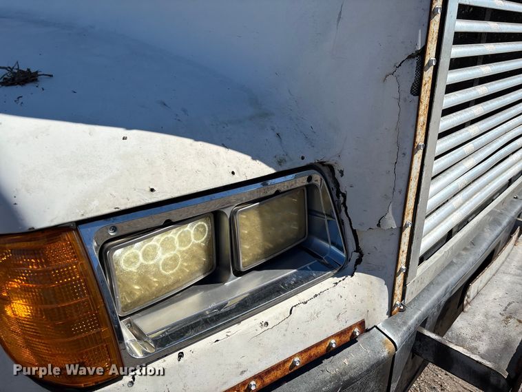 image for item EU7343 1996 Freightliner FLD112 semi truck