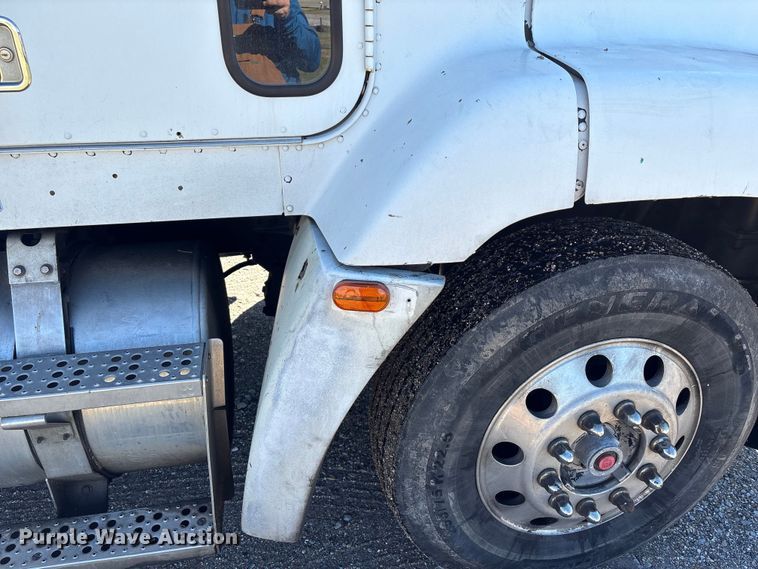 image for item EU7343 1996 Freightliner FLD112 semi truck