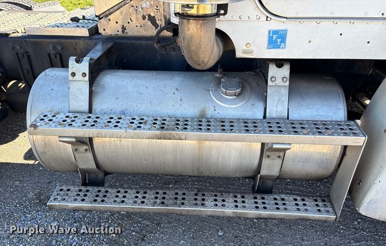 image for item EU7343 1996 Freightliner FLD112 semi truck