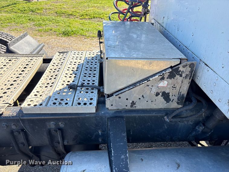 image for item EU7343 1996 Freightliner FLD112 semi truck