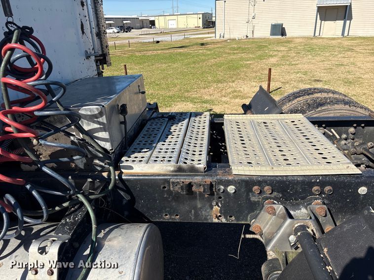 image for item EU7343 1996 Freightliner FLD112 semi truck