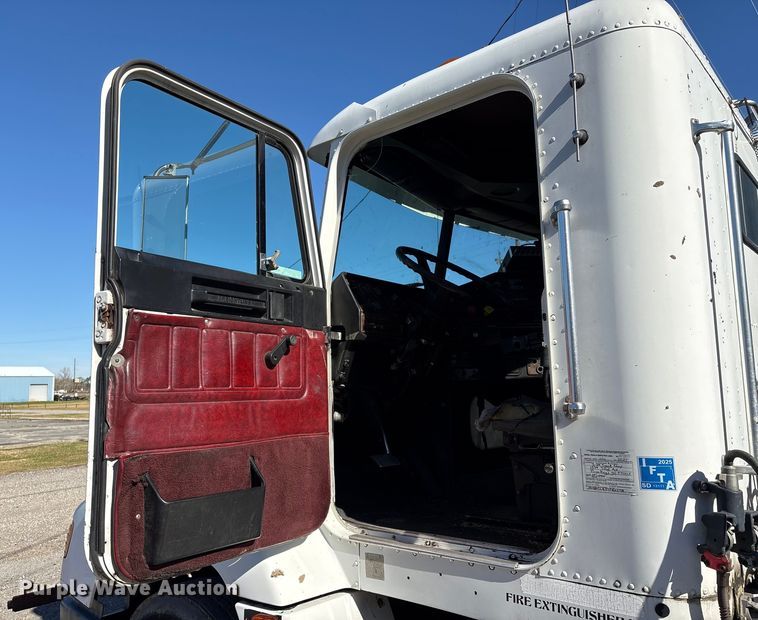 image for item EU7343 1996 Freightliner FLD112 semi truck