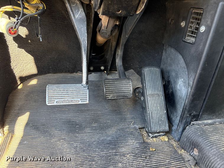 image for item EU7343 1996 Freightliner FLD112 semi truck