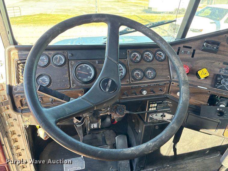 image for item EU7343 1996 Freightliner FLD112 semi truck