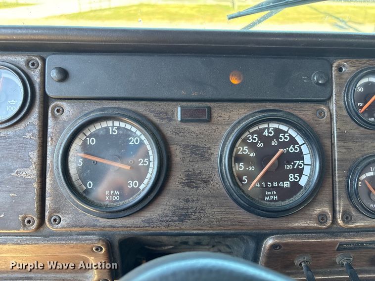 image for item EU7343 1996 Freightliner FLD112 semi truck