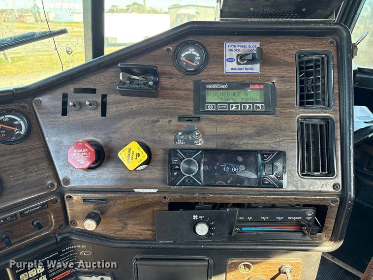 image for item EU7343 1996 Freightliner FLD112 semi truck