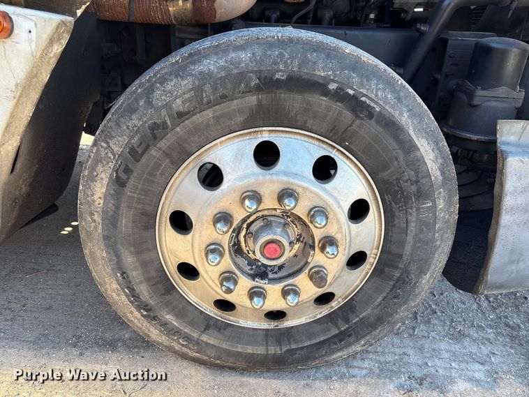 image for item EU7343 1996 Freightliner FLD112 semi truck