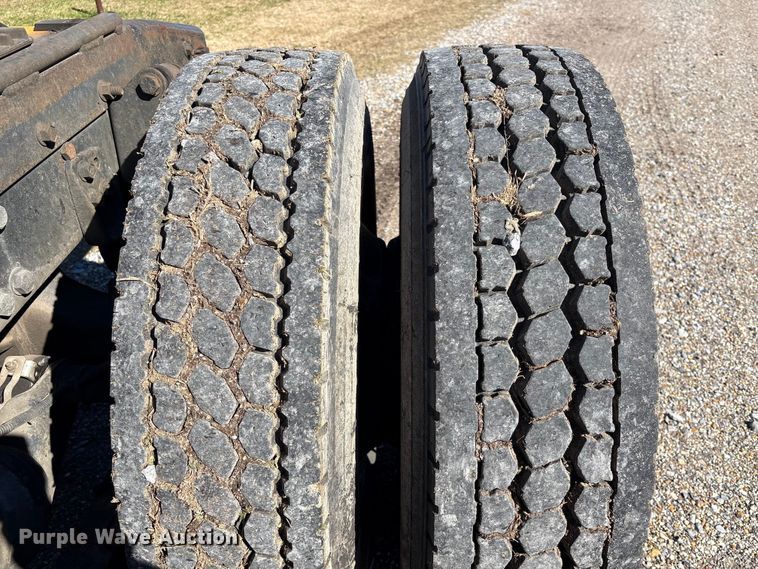 image for item EU7343 1996 Freightliner FLD112 semi truck