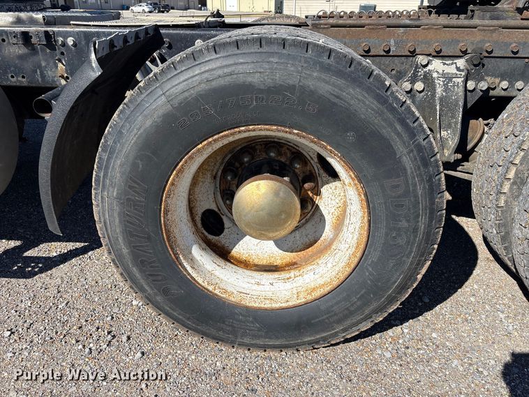 image for item EU7343 1996 Freightliner FLD112 semi truck