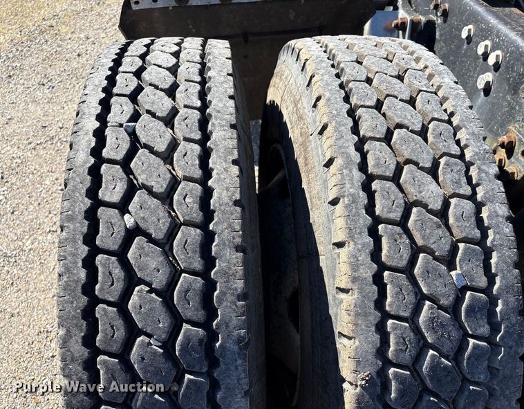 image for item EU7343 1996 Freightliner FLD112 semi truck