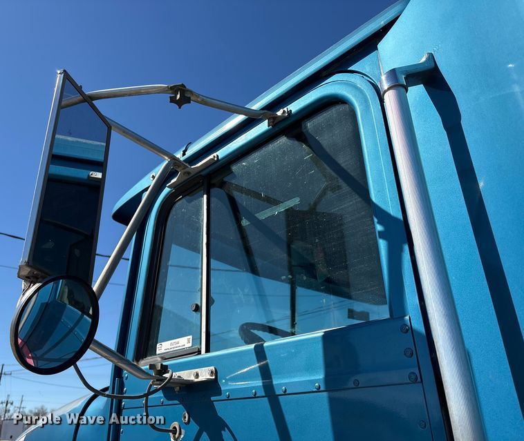 image for item EU7344 1995 International 9200 semi truck