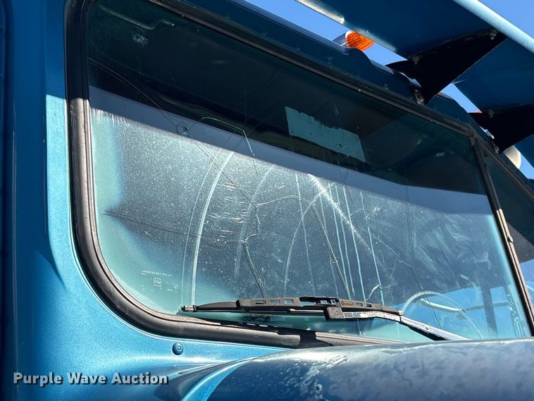 image for item EU7344 1995 International 9200 semi truck