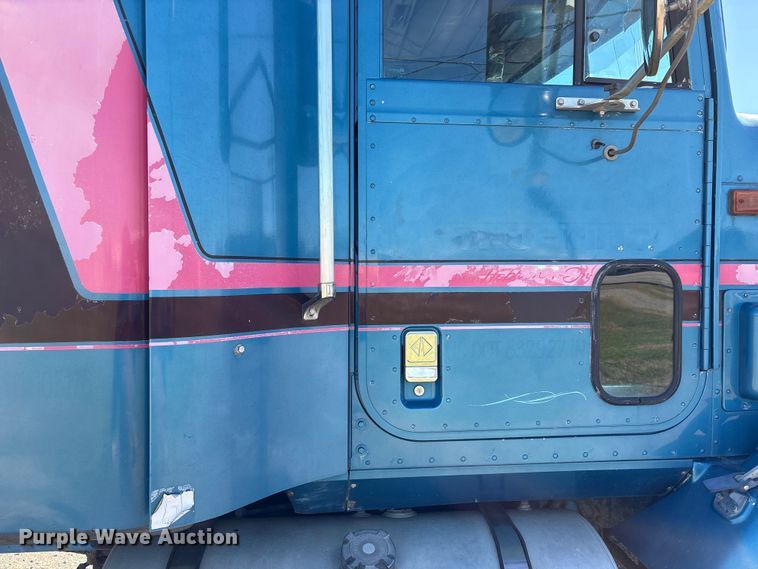 image for item EU7344 1995 International 9200 semi truck