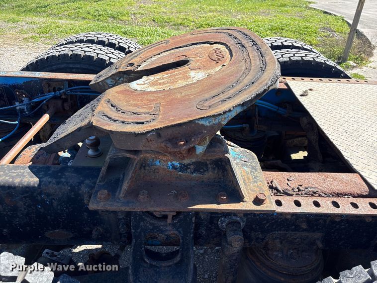 image for item EU7344 1995 International 9200 semi truck