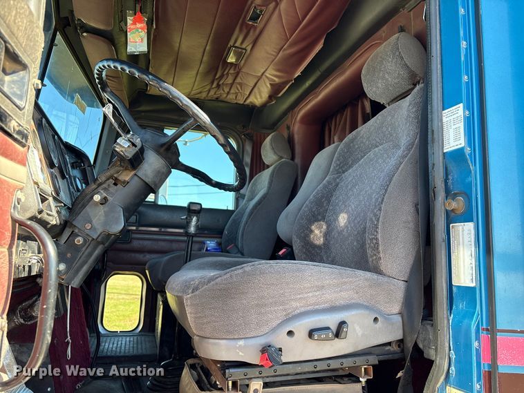 image for item EU7344 1995 International 9200 semi truck