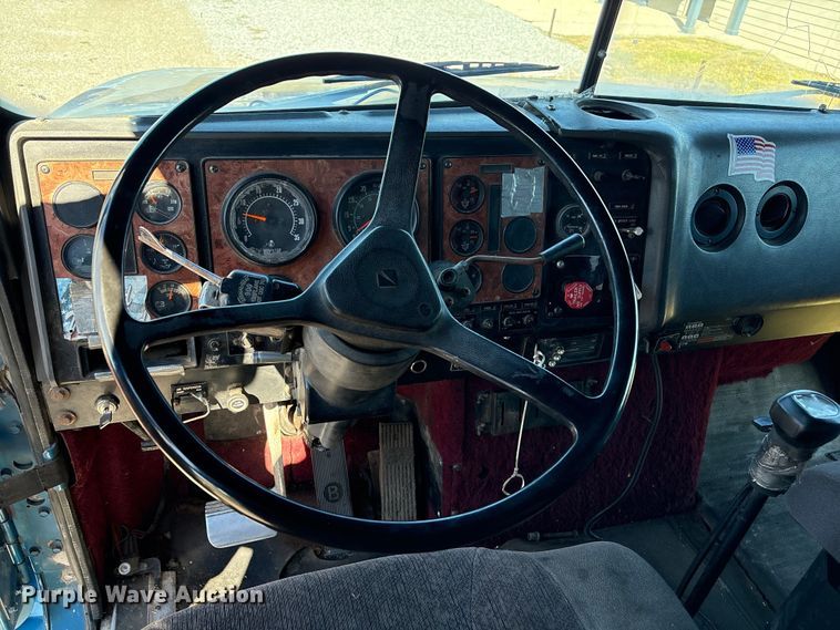 image for item EU7344 1995 International 9200 semi truck