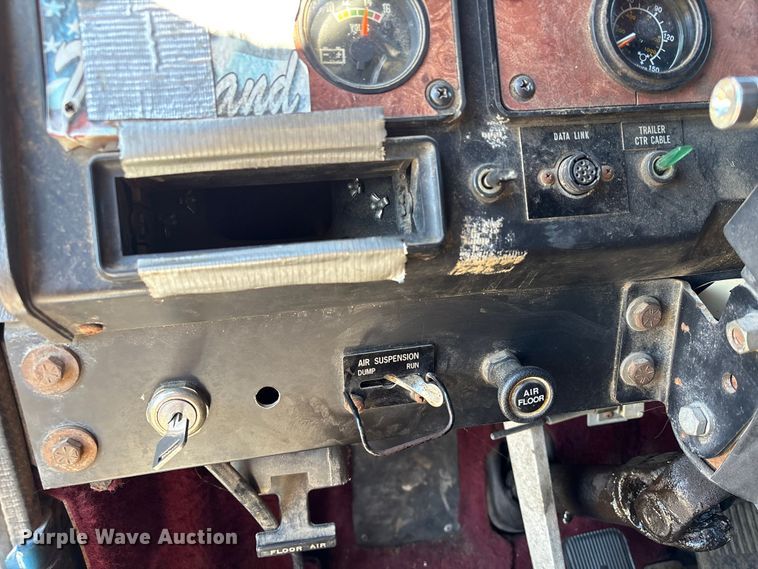 image for item EU7344 1995 International 9200 semi truck