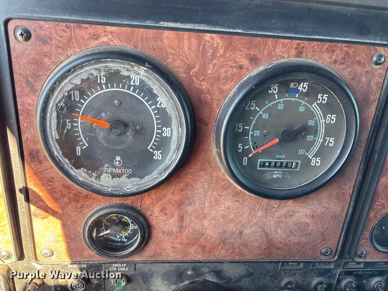 image for item EU7344 1995 International 9200 semi truck