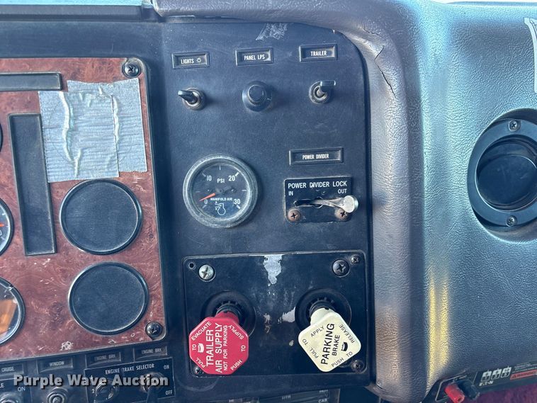 image for item EU7344 1995 International 9200 semi truck