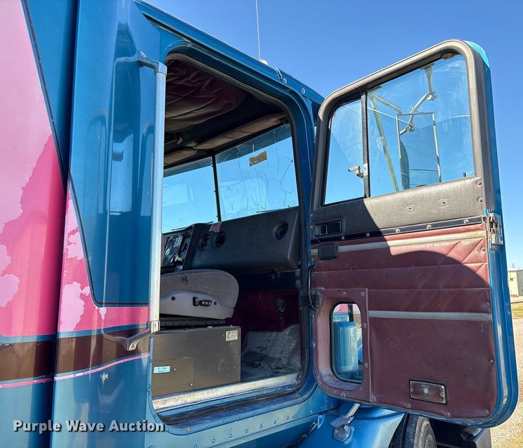 image for item EU7344 1995 International 9200 semi truck