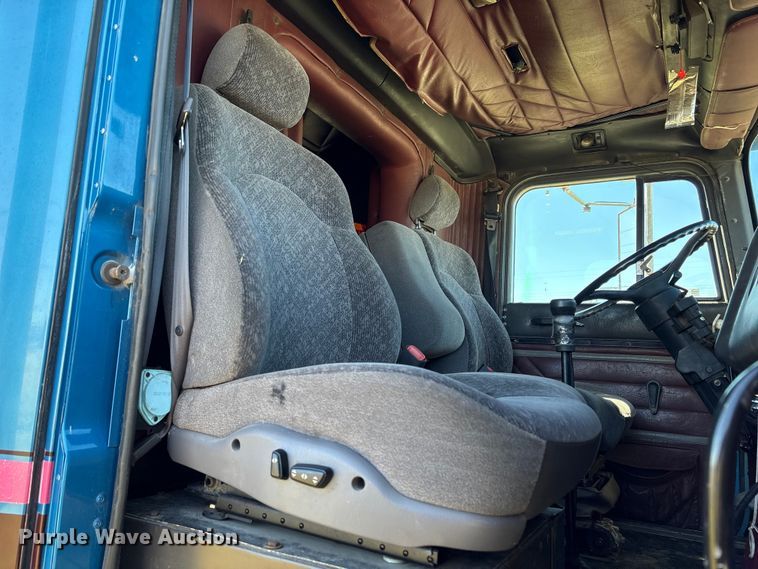 image for item EU7344 1995 International 9200 semi truck