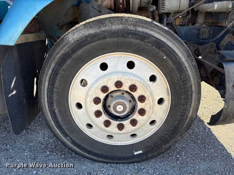 image for item EU7344 1995 International 9200 semi truck