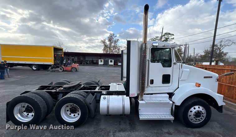 image for item EU7357 2016 Kenworth T800 semi truck
