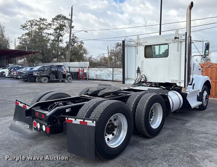 image for item EU7357 2016 Kenworth T800 semi truck